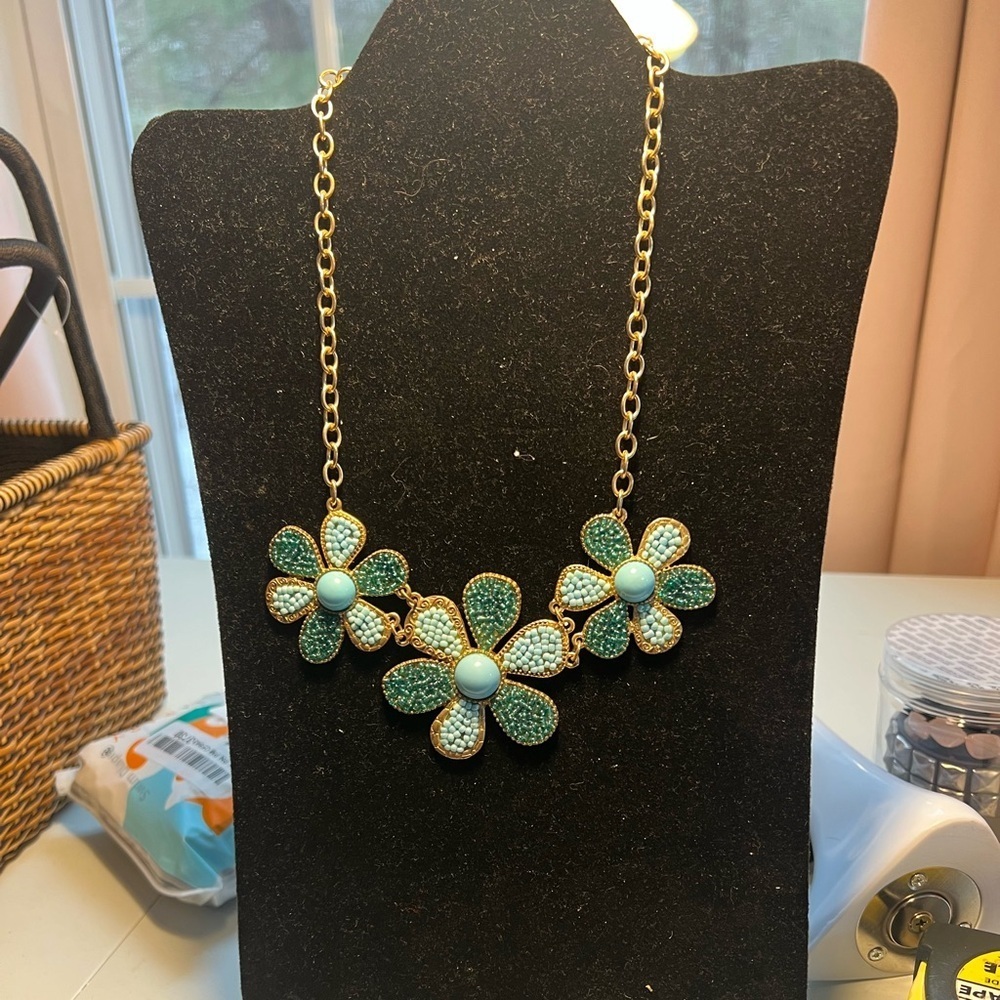 Elegant Floral Necklace with Gold Chain